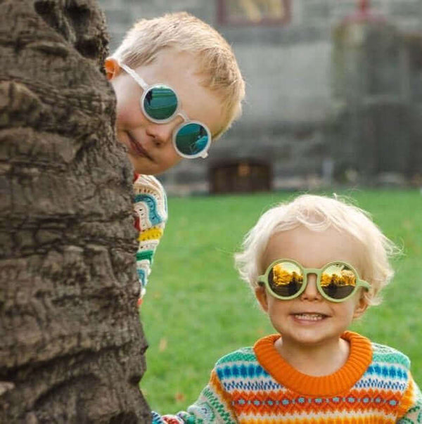  Meet Noah and Oliver, the dynamic duo of style and safety in their matching polarized BB sunglasses. Noah rocks charming avocado green shades, while Oliver sports sleek white ones. These advanced sunglasses not only enhance their outfits but also priorit